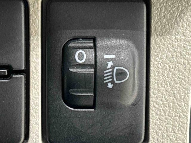 �Ό��Ԃ��s�Ԃւ̔z�����\�B�ύڕ��̏󋵂ɉ����ăw�b�h���C�g�̏Ǝˊp�x���蓮�����ł���X�C�b�`�B