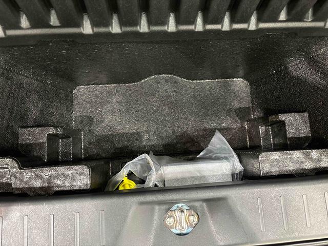 �׎��̏��̃f�b�L�{�[�h�̉��ɂ́C��e�ʂ̎��[���ł���[�ꃉ�Q�[�W�A���_�[�{�b�N�X