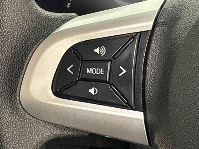 �i�r�Q�[�V������I�[�f�B�I�����t�����ꍇ�ɁC���̑��삪�n���h���̎茳�łł���X�e�A�����O�X�C�b�`���t���Ă܂�