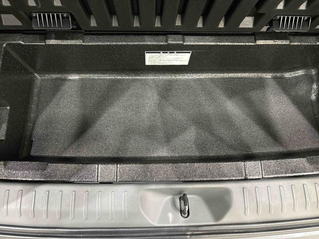 �f�b�L�{�[�h�̉��ɂ́A��e�ʂ̎��[���ł���[�ꃉ�Q�[�W�A���_�[�{�b�N�X�i�f�b�L�{�[�h�Œ�t�b�N�t���j