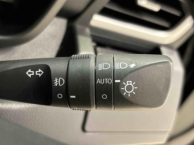 ����̖��邳�ɉ����ē_������I�[�g���C�g�B�����^�b�`�^�[���V�O�i���@�\�t�������w����ɂȂ��Ă��܂��B���o�[�̓^�[���ʒu�ŌŒ肳�ꂸ�A��𗣂��ƌ��̈ʒu�ɖ߂�܂��B