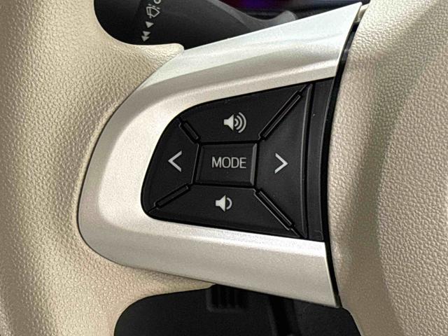 �i�r�Q�[�V������I�[�f�B�I�Ȃǂ̑��삪�n���h���̎茳�łł���X�e�A�����O�X�C�b�`���t���Ă܂�