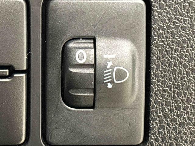 �Ό��Ԃ��s�Ԃւ̔z�����\�B�ύڕ��̏󋵂ɉ����ăw�b�h���C�g�̏Ǝˊp�x���蓮�����ł���X�C�b�`�B