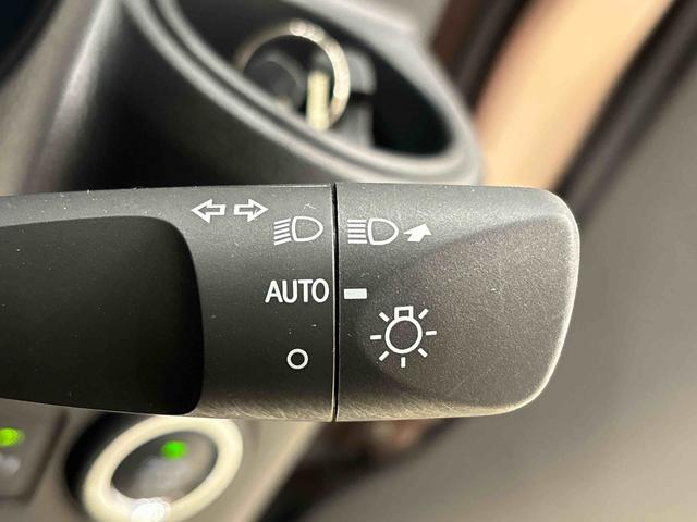 �I�[�g���C�g�@�\�@���̖͂��邳�ɉ����āA�w�b�h�����v�������I�ɓ_���E�������ł��܂��B