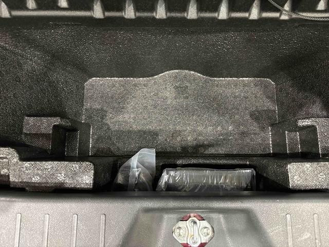 �׎��̏��̃f�b�L�{�[�h�̉��ɂ́C��e�ʂ̎��[���ł���[�ꃉ�Q�[�W�A���_�[�{�b�N�X