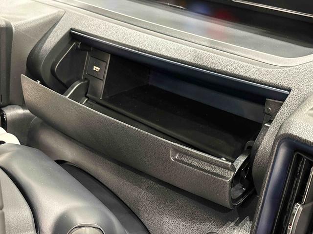 ���������[�ł���^�]�ȑ��C���p�l�A���_�[�{�b�N�X�B�@�{�b�N�X���ɂ͂t�r�a�\�P�b�g������B