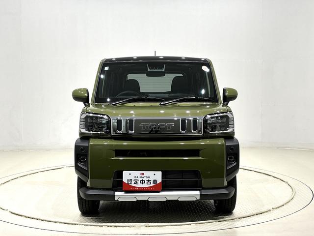 タフト Gターボ クロムベンチャー バックモニター シートヒーター スカイフィールトップ クロムパック メッキパック シルバーアンダーガーニッシュ インテリアアクセント LEDオートハイビーム&フォグランプ 電動パーキングブレーキ バックカメラ アルミホイール(6枚目)