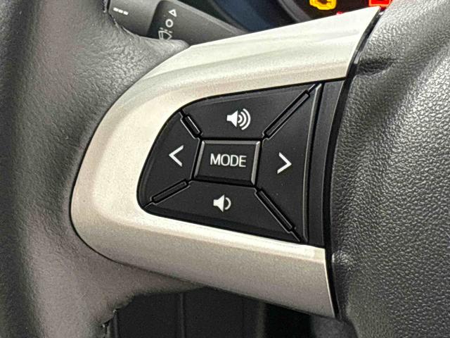 �i�r�Q�[�V������I�[�f�B�I�Ȃǂ����t�����ꍇ�ɂ͂��̑��삪�n���h���̎茳�łł���X�e�A�����O�X�C�b�`���t���Ă܂�