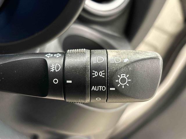 �I�[�g���C�g�@�\�@���̖͂��邳�ɉ����āA�w�b�h�����v�������I�ɓ_���E�������ł��܂��B