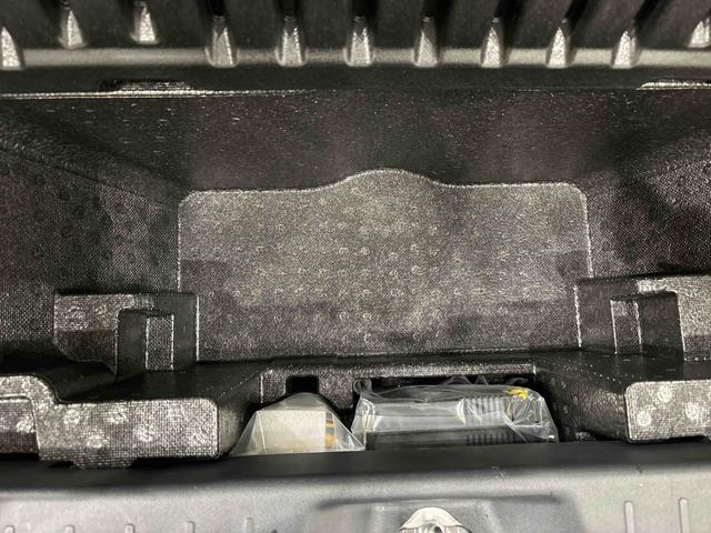 �f�b�L�{�[�h�̉��ɂ́A��e�ʂ̎��[���ł���[�ꃉ�Q�[�W�A���_�[�{�b�N�X�i�f�b�L�{�[�h�Œ�t�b�N�t���j