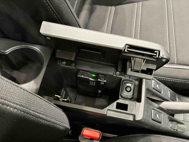 ������Ƃ��������ނȂǂ����[�ł���{�b�N�X�i�L�[���b�N�t�j���������ꂽ�Z���^�[�A�[�����X�g���t���Ă܂���