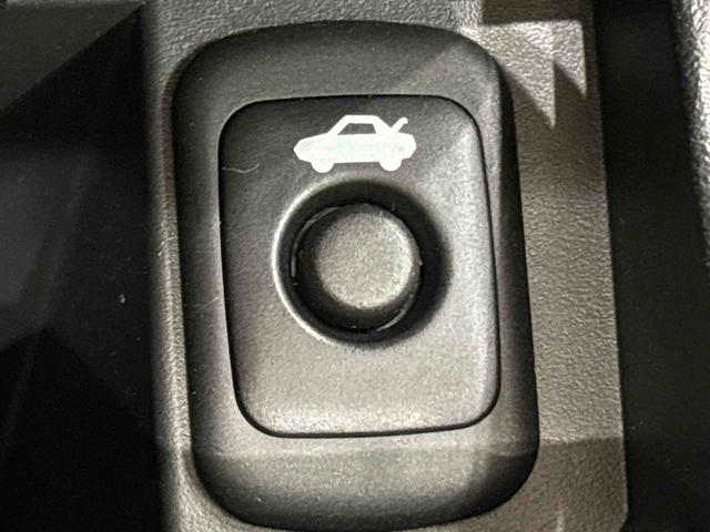 �Z���^�[�R���\�[���̒��ɁA�g�����N�I�[�v�i�[�i�d�����j�X�C�b�`������܂��B