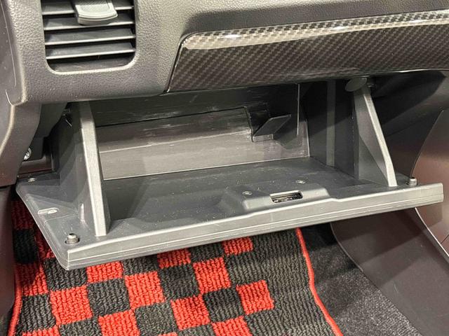 �����Ɏ��o���A���܂��鑽�ʂȎ��[���t���Ă܂��B�O���[�u�{�b�N�X�̓L�[���b�N�t���B