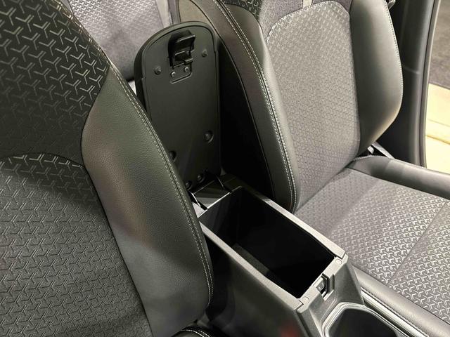 �Z���^�[�A�[�����X�g�̉��ɂ͎��[�X�y�[�X��