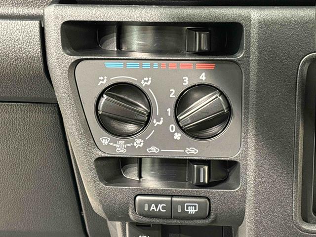 ハイゼットカーゴ ＤＸ　キーレスエントリーシステム　リヤヒーター　ハロゲンヘッドランプ　オーバーヘッドシェルフ　荷室ランプ　ＡＭ・ＦＭラジオ　テンパータイヤ　スチールホイール　マニュアルエアコン　マニュアルレベリング機能付きオートライト　アイドリングストップ（13枚目）