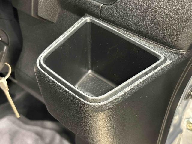 ハイゼットカーゴ ＤＸ　キーレスエントリーシステム　リヤヒーター　ハロゲンヘッドランプ　オーバーヘッドシェルフ　荷室ランプ　ＡＭ・ＦＭラジオ　テンパータイヤ　スチールホイール　マニュアルエアコン　マニュアルレベリング機能付きオートライト　アイドリングストップ（23枚目）