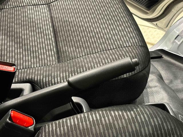 ハイゼットカーゴ ＤＸ　キーレスエントリーシステム　リヤヒーター　ハロゲンヘッドランプ　オーバーヘッドシェルフ　荷室ランプ　ＡＭ・ＦＭラジオ　テンパータイヤ　スチールホイール　マニュアルエアコン　マニュアルレベリング機能付きオートライト　アイドリングストップ（25枚目）