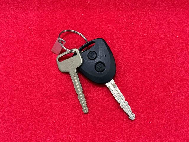 ハイゼットカーゴ ＤＸ　キーレスエントリーシステム　リヤヒーター　ハロゲンヘッドランプ　オーバーヘッドシェルフ　荷室ランプ　ＡＭ・ＦＭラジオ　テンパータイヤ　スチールホイール　マニュアルエアコン　マニュアルレベリング機能付きオートライト　アイドリングストップ（45枚目）