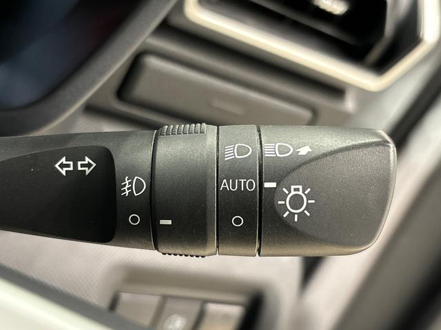 ����̖��邳�ɉ����ē_������I�[�g���C�g�B�����^�b�`�^�[���V�O�i���@�\�t�������w����ɂȂ��Ă��܂��B���o�[�̓^�[���ʒu�ŌŒ肳�ꂸ�A��𗣂��ƌ��̈ʒu�ɖ߂�܂��B