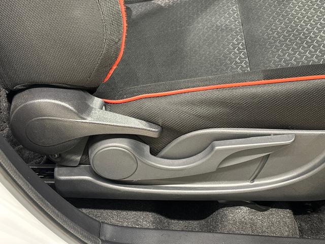 �^�]����l���ꂼ��̑̊i�ɍ��킹�ăh���C�r���O�|�W�V���������ߍׂ��������ł���A�^�]�ȃV�|�g���t�^�|���t���Ă��܂��i�O�O��