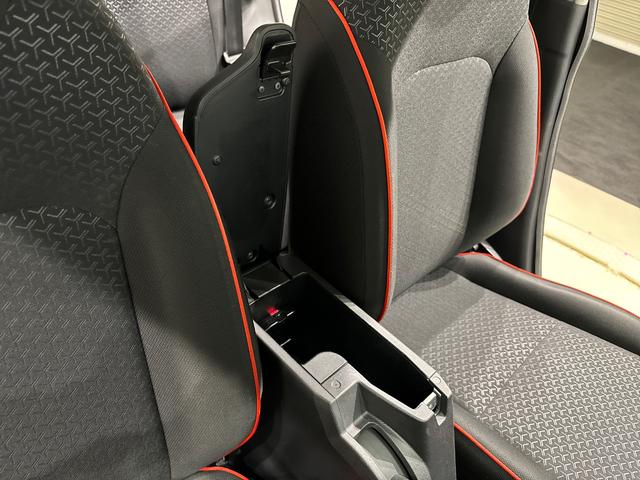 �Z���^�[�A�[�����X�g�̉��ɂ͎��[�X�y�[�X��