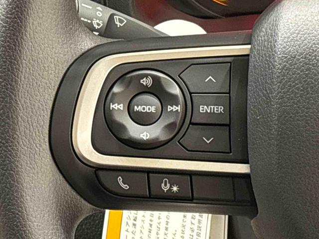 �i�r�Q�[�V������I�[�f�B�I�ȂǑ��������ꍇ�A���̑��삪�n���h���̎茳�łł���X�e�A�����O�X�C�b�`���t���Ă܂�