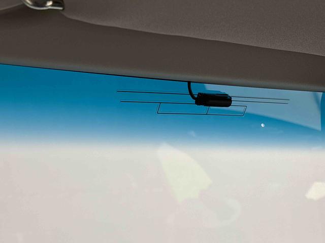 �u���[�̃X���[�N���H��ῂ�����}���Ă����g�b�v�V�F�C�h�K���X�i�t�����g�E�C���h�D�j