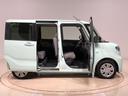 荷物をたくさん抱えてクルマに乗り込む時に便利な、ワンタッチオープン機能付き電動スライドドアです