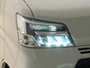 白く明るい光が夜間走行の安心感を高めます!LEDヘッドランプ(オートベアリング機能・LEDクリアランスランプ付)