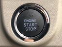 電子カードキーを携帯していれば、ボタンを押すだけでエンジンの始動がスマートに行えます。 18