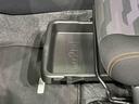 靴などが収納できる便利な助手席シートアンダートレイが付いてます