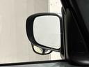 サイドアンダーミラー目視やバックミラーでも解消できない助手席側直近側方の視覚を解消する補助ミラーが付いています♪