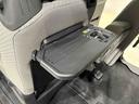 飲み物や食べ物を気軽に置ける格納式シートバックテーブルを、運転席と助手席の背もたれにご用意。車内の休憩も快適です!