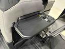 飲み物や食べ物を気軽に置ける格納式シートバックテーブルを、運転席と助手席の背もたれにご用意。車内の休憩も快適です！