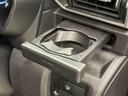 プッシュ式オートオープンカップホルダーを運転席に装備