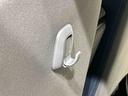 運転席&助手席の背面についたユーティリティフックには荷物がサッと掛けられます。