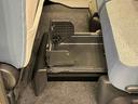 中敷きを立ち上げれば、倒れやすい荷物も安定して積める置きラクボックスが標準装備