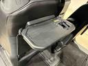 飲み物や食べ物を気軽に置ける格納式シートバックテーブルを、運転席と助手席の背もたれにご用意。車内の休憩も快適です!