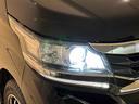 雷の放電を採用したディスチャージヘッドライト〈HID〉(オートレベリング/オートライトコントロール機構付)(ハイ/ロービーム)