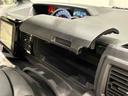 小物が収納できる運転席側インパネアンダーボックス。