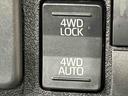 通常走行の2WD,路面状況に応じて駆動力を制御する「4WD AUTO」,未舗装路で力を発揮する「4WD LOCK」に切り替えできる電子制御式4WD。