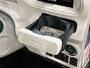 ワンプッシュ式オートオープンカップホルダーが運転席側に付いてます。
