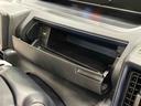 小物が収納できる運転席側インパネアッパーボックス。 ボックス内にはUSBソケットが一口。