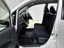 フロントは質感の高いフルファブリックベンチシートタイプ。運転時には体をしっかり支え座面も広く、シート厚さもあり、快適な座り心地!