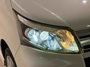 太陽光に近い色で豊かな光量を放ち、低消費電力。プロジェクター式ディスチャージヘッドランプ(ロービーム/オートレベリング機能付き)が夜間の良好な視界を確保。