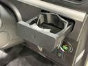 運転席側ワンプッシュ式オートオープンカップホルダー。