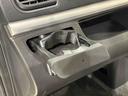 助手席側ワンプッシュ式オートオープンカップホルダー。