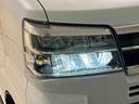白く明るい光が夜間走行の安心感を高めます!LEDヘッドランプ(オートレベリング機能・LEDクリアランスランプ付)