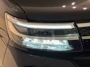 対象物が見やすく白く明るい光で夜間走行をサポートするLEDヘッドランプを搭載