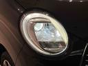 対象物が見やすく白く明るい光で夜間走行をサポートするBi-Angle LEDヘッドランプ(マニュアルレベリング機能・LEDクリアランスランプ付き)を搭載